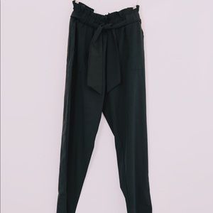 Black ankle pant with waist tie